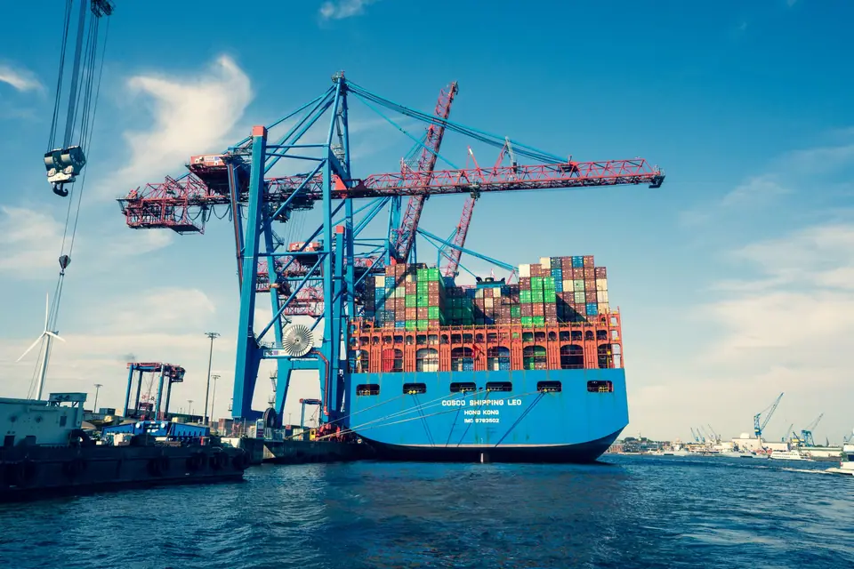 Port à conteneurs avec grues et navire