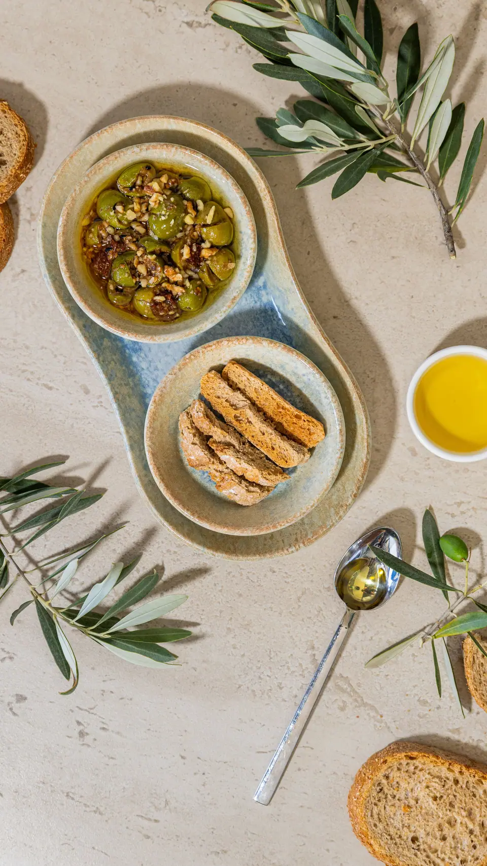 Olives, pain et huile d’olive vus de dessus