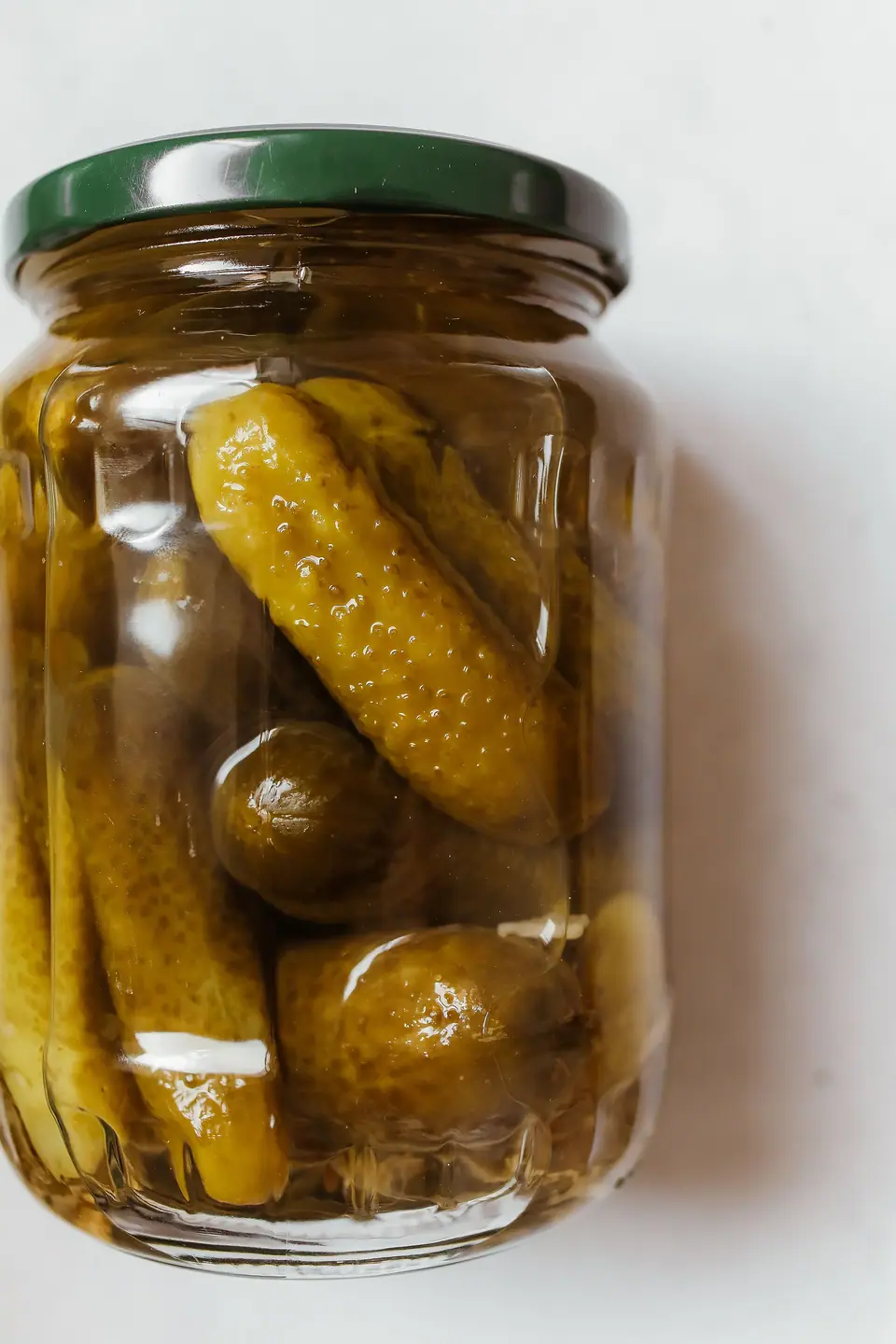 Bocal de cornichons en gros plan