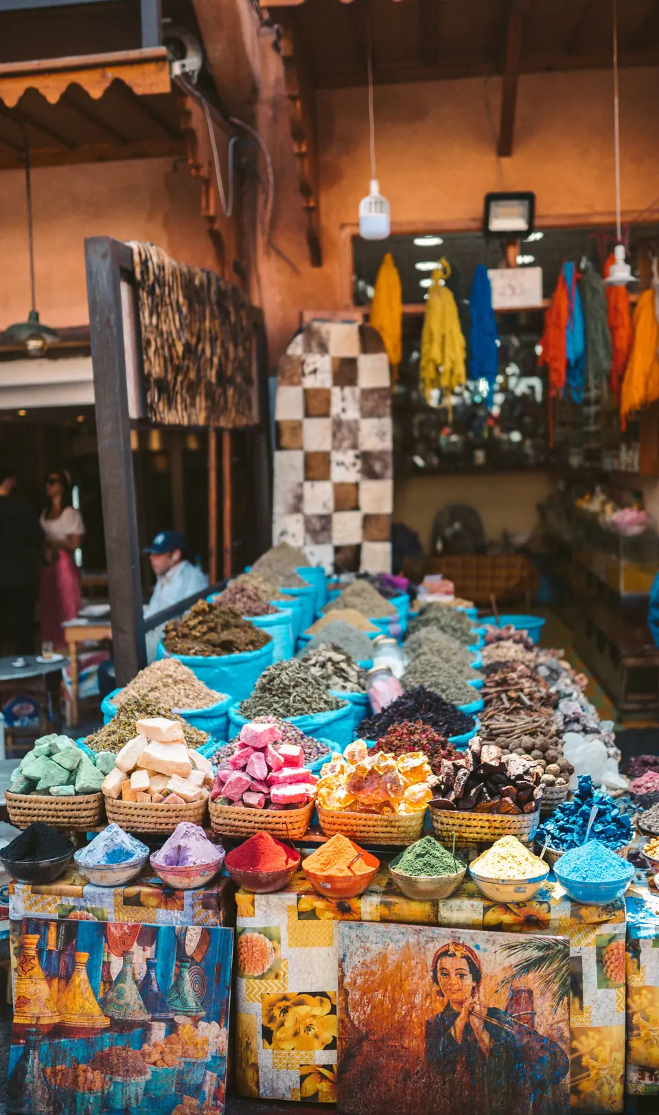 Produits en sacs et paniers tressés sur un marché